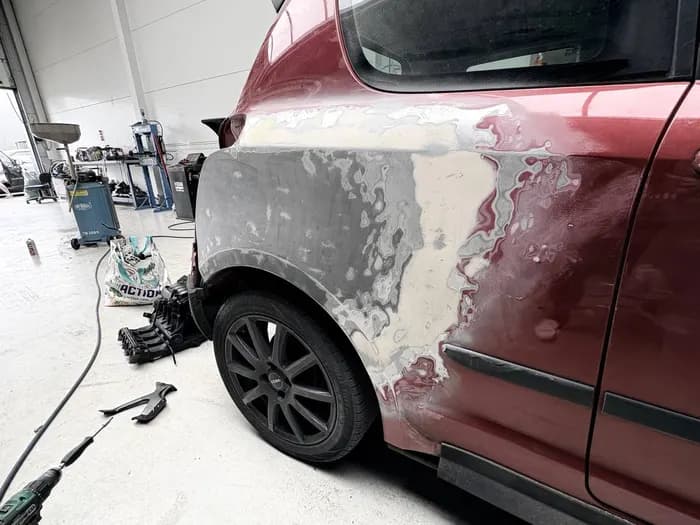 Plaatwerk van een auto voorbereid voor spuitwerk