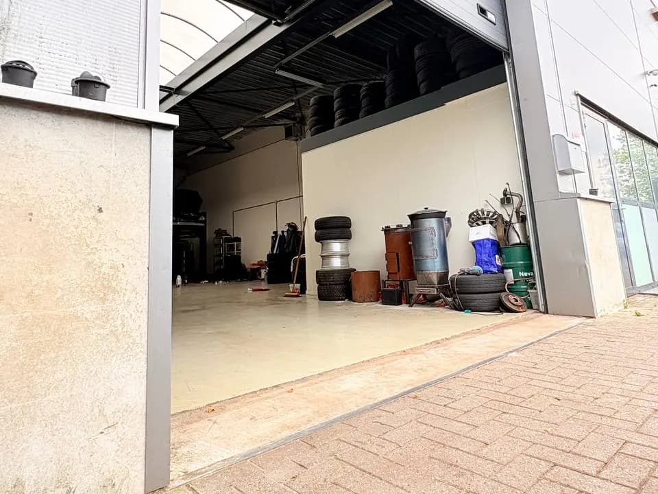 De open werkplaatsdeur van Prima Auto's aan de Louis Braillestraat in Nijverdal