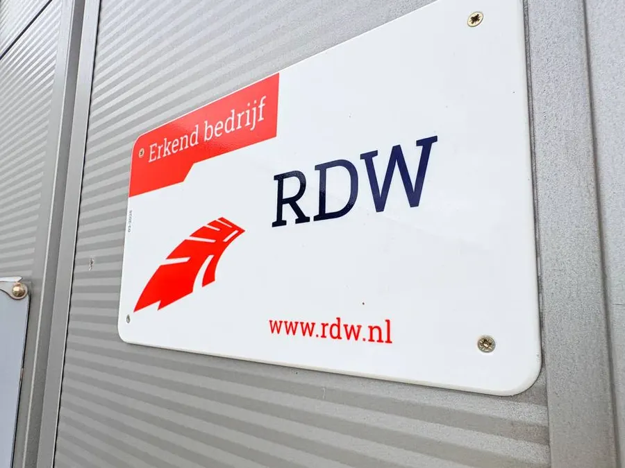 RDW erkend bedrijf, bord op de gevel van Prima Auto's in Nijverdal