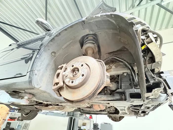 Wielophanging en remmen van een auto op de brug, van dichtbij