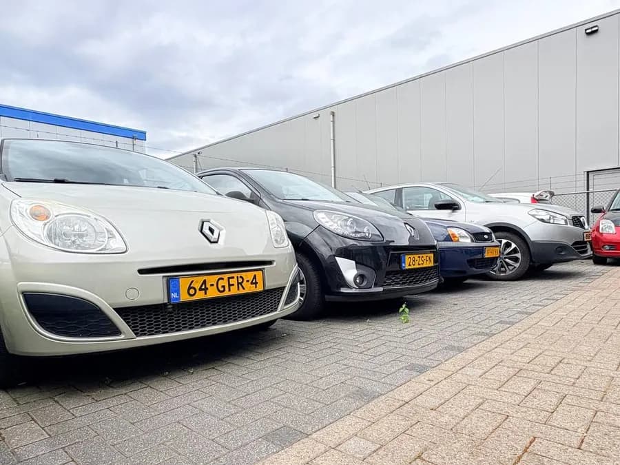 Rij gecheckte occasions klaar voor verkoop