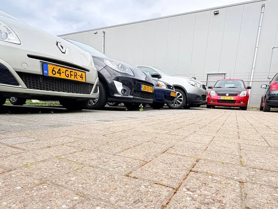 Voorraad occasions voor het pand van Prima Auto's